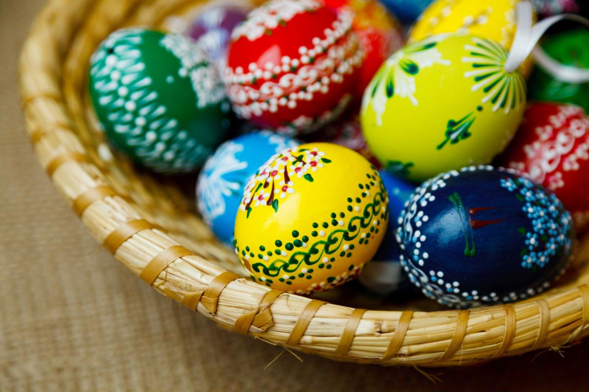 Mọi người thường tự tay trang trí những quả trứng phục sinh trong các ngày lễ này