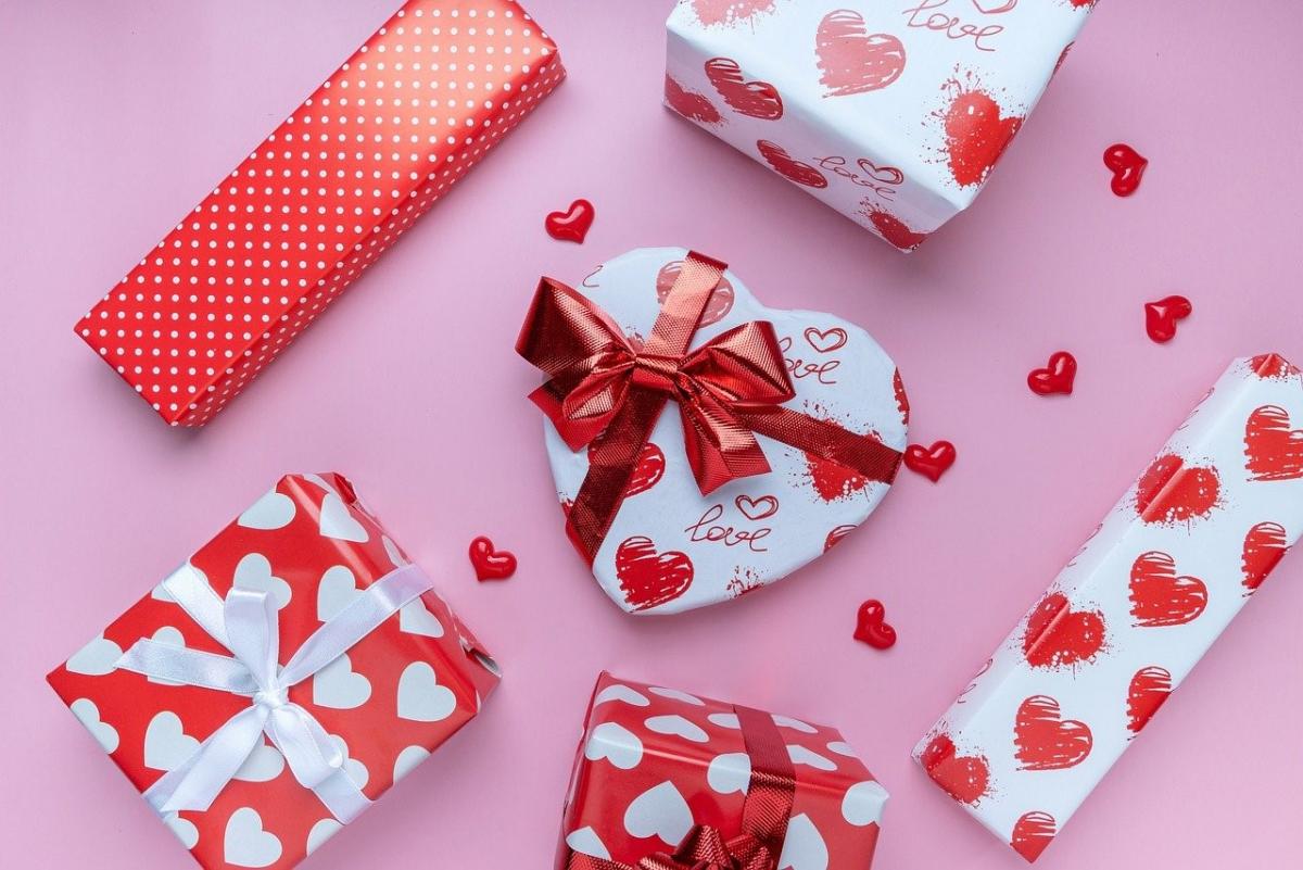 Mọi người thường tặng quà cho người yêu để thể hiện tình cảm trong ngày Valentine