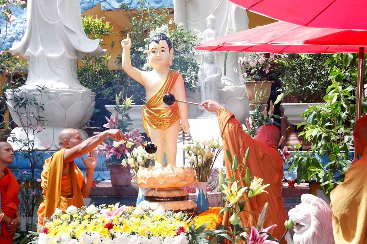 Nghi thức tắm Phật là một trong những nghi lễ không thể thiếu trong ngày Lễ Phật Đản