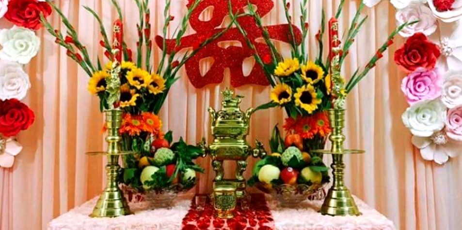 Thường đặt hai bình hoa trên bàn thờ ngày cưới được đặt đối xứng