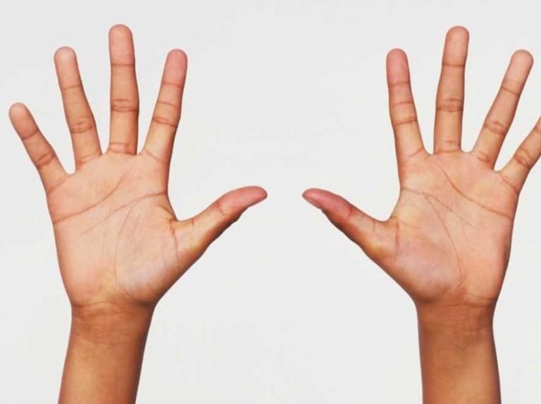 Phụ nữ xem chỉ tay bên nào?